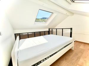 - une chambre avec un lit et une fenêtre dans l'établissement Ma Montagne Chic, à La Bresse