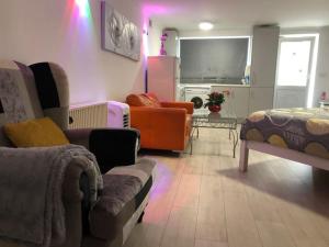 sala de estar con sillas, sofá y TV en Private entrance studio , garden and free parking en Slough