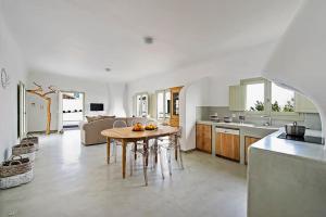 een keuken en een woonkamer met een tafel en een bank bij Pyrgos terracevilla in Pirgos