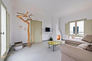 een woonkamer met een bank en een boom erin bij Pyrgos terracevilla in Pirgos