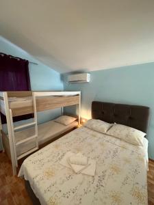Postel nebo postele na pokoji v ubytování Apartments Palinić