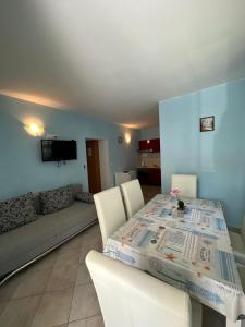 TV a/nebo společenská místnost v ubytování Apartments Palinić