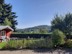 una valla de madera frente a una casa en Fewo Lerchi am Nürburgring en Kelberg