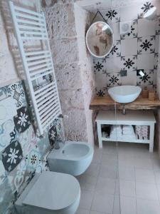 a bathroom with a toilet and a sink at Dimora Storica Il Tiglio in Castellana Grotte
