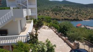 - Balcón de casa con vistas al lago en Sunny Villa, en Ksamil