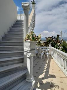 un balcón con escaleras y una maceta. en Sunny Villa, en Ksamil