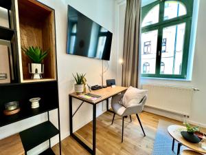 an office with a desk and a chair in a room at Luxury Style 2 Room Apartment by R&L in Centre in Leipzig