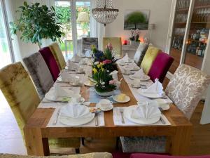 Χώρος καθιστικού στο Exklusive Wohnung mit herrlicher Terrasse und Garten