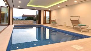 einen Pool in einem Haus mit Aussicht in der Unterkunft Villa Muskatel -with heated pool in Krk