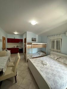 Postel nebo postele na pokoji v ubytování Apartments Palinić