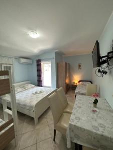 Postel nebo postele na pokoji v ubytování Apartments Palinić