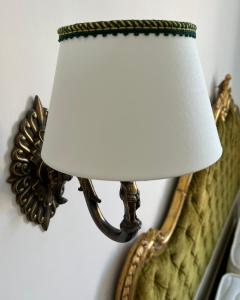 una lámpara en una pared con un espejo en B&B ISOLA Messina, en Messina