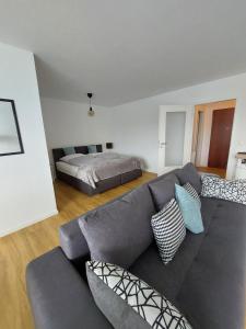 sala de estar con sofá y cama en Moderne Wohnung mit Vollausstattung in ruhiger Lage, W-LAN, en Großröhrsdorf