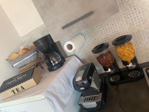 encimera de cocina con cafetera y licuadora en Casa vacanza da Lù, en Foiano della Chiana