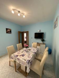 TV a/nebo společenská místnost v ubytování Apartments Palinić