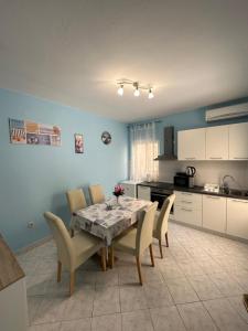Kuchyň nebo kuchyňský kout v ubytování Apartments Palinić
