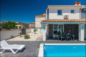une villa avec piscine et une maison dans l'établissement Villa Sarah Medulin, à Medulin
