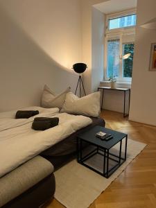 uma sala de estar com uma cama e uma mesa de centro em Apartment with garden - central station em Viena