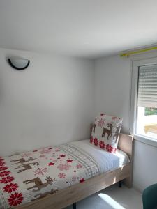 パレゾーにあるManaslu homeの窓のある部屋にある小さなベッド