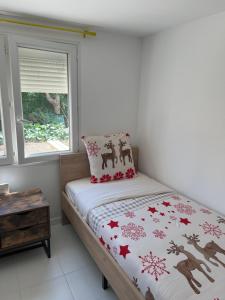 パレゾーにあるManaslu homeのベッドと窓のある寝室