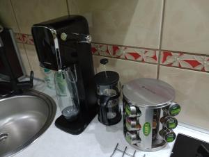 Kuchyň nebo kuchyňský kout v ubytování APARTAMENT VENGE -CAŁE MIESZKANIE 46m2 NA WYŁĄCZNOŚĆ - Z JEDNĄ SYPIALNIĄ I JEDNYM SYPIALNO-SALONEM -3 PIĘTRO BEZ WINDY- REZERWACJA BEZ KARTY KREDYTOWEJ-KLIMATYZACJA-NETFLIX-2 ŁÓŻECZKA DZIECIĘCE- BEZPŁATNY PARKING PUBLICZNY
