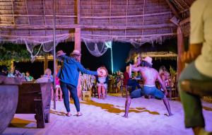 un grupo de personas jugando en la arena en Pili Pili Uhuru Beach Hotel, en Jambiani