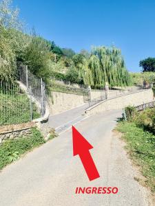 een open weg met een rode pijl die naar een kruispunt wijst bij Le Stanze del Brigante in Genua
