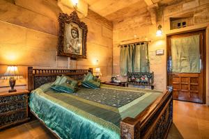 Postel nebo postele na pokoji v ubytování Hotel Garh Jaisal Haveli