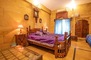 Postel nebo postele na pokoji v ubytování Hotel Garh Jaisal Haveli