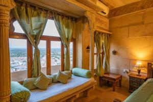 Postel nebo postele na pokoji v ubytování Hotel Garh Jaisal Haveli