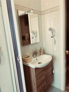 a bathroom with a sink and a mirror at La casa di Tommy in Monsummano