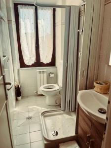 a small bathroom with a toilet and a sink at La casa di Tommy in Monsummano