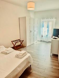 a room with a bed with towels on top of it at La casa di Tommy in Monsummano