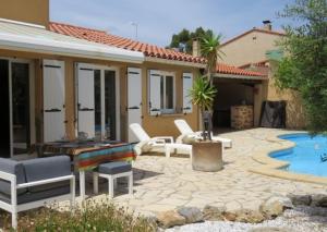 een patio met stoelen, een zwembad en een huis bij Villa familiale piscine privée 6 personnes 6BJ21 in Saint-Estève