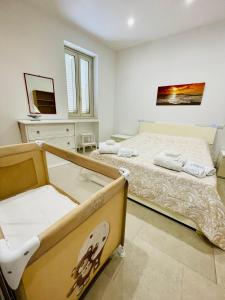 sypialnia z 2 łóżkami i lustrem w obiekcie A 2 passi dal mare Torre Faro LA PUNTA SeaHouse w mieście Torre Faro