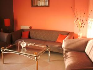 - un salon avec un canapé et une table basse dans l'établissement Ahlem palmeraies résidence, à La Marsa
