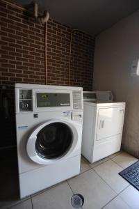 eine Waschmaschine und eine Waschmaschine im Zimmer in der Unterkunft Quality Inn Kenly I-95 in Kenly