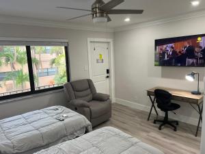 TV a/nebo společenská místnost v ubytování SEA ECHO APPARTMENT MOTEL