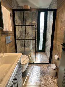 Ванная комната в Esmahan Forest and Pool by Zehra Suites