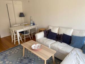 un soggiorno con un divano bianco e un tavolo di Cosy house near the beach in Torekov a Torekov Altre 8 foto