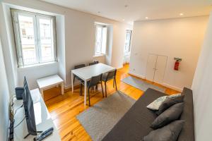 una sala de estar con un sofá y una mesa en Golden Place - Cacilhas, en Almada