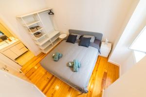 an overhead view of a bedroom with a bed and a mirror at Golden Place - Cacilhas in Almada
