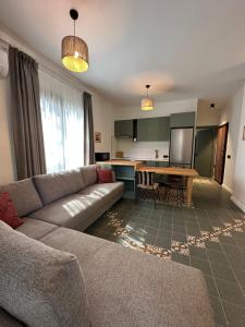 Кухня или мини-кухня в Esmahan Forest and Pool by Zehra Suites

