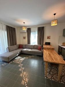 een woonkamer met een bank en een tafel bij Esmahan Forest and Pool by Zehra Suites in Marmaris