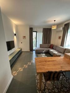 ein Wohnzimmer mit einem Sofa und einem Tisch in der Unterkunft Esmahan Forest and Pool by Zehra Suites in Marmaris