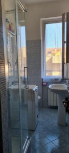 ein Bad mit einer Dusche und einem Waschbecken in der Unterkunft La vie en rose flat in Sestri Levante
