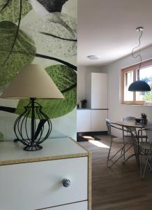 uma cozinha e sala de jantar com uma mesa e um candeeiro em Apartments "Am Ardetzenberg" em Feldkirch