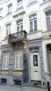 ein weißes Gebäude mit einem Balkon an der Seite in der Unterkunft Brussel-center lux apartment in Brüssel