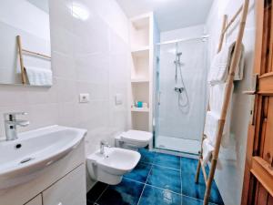 カーラ・リベロットにあるDommos - Sunrise Apartmentsのバスルーム(洗面台、トイレ、シャワー付)