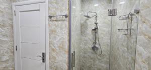 Ένα μπάνιο στο Park Azure Comfortable Apartment +17 φωτογραφίες